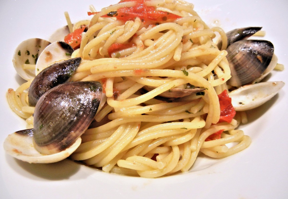 Spicy Spaghetti with Clams and Red Bell Pepper 